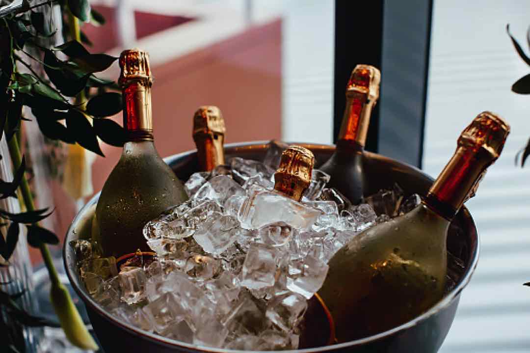 Thưởng thức rượu Champagne để tạo ra dư vị cuộc sống