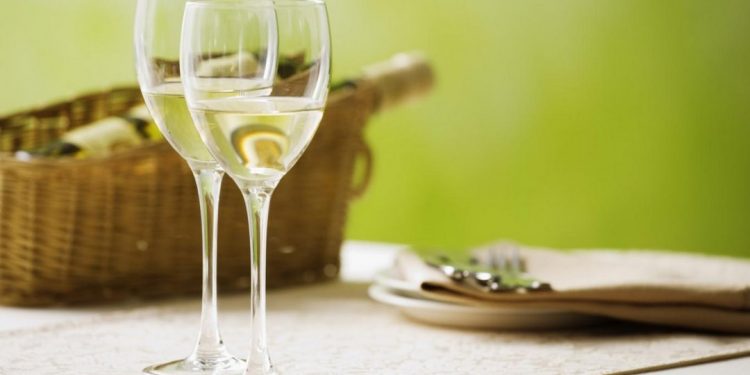 Nấu rượu gạo bằng chưng cất cẩn thận qua nhiều công đoạn vệ sinh