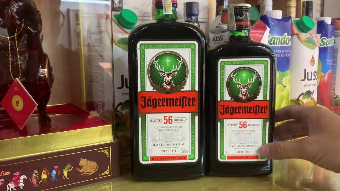 Kết hợp rượu Jagermeister với redbull để làm bùng nổ hương vị