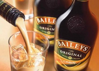 Rót rượu sữa là một trong những cách thể hiện sự am hiểu