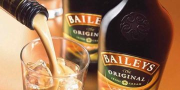 Rót rượu sữa là một trong những cách thể hiện sự am hiểu