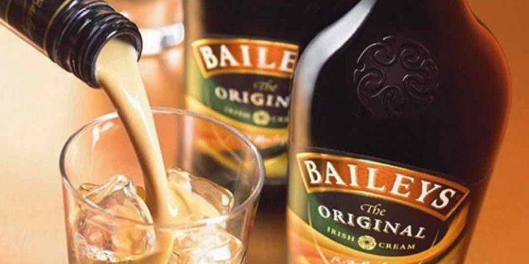 Rót rượu sữa là một trong những cách thể hiện sự am hiểu