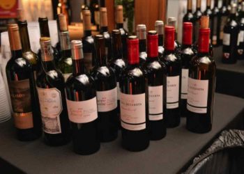 Một chai rượu vang Đà Lạt hoàn chỉnh