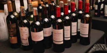 Một chai rượu vang Đà Lạt hoàn chỉnh