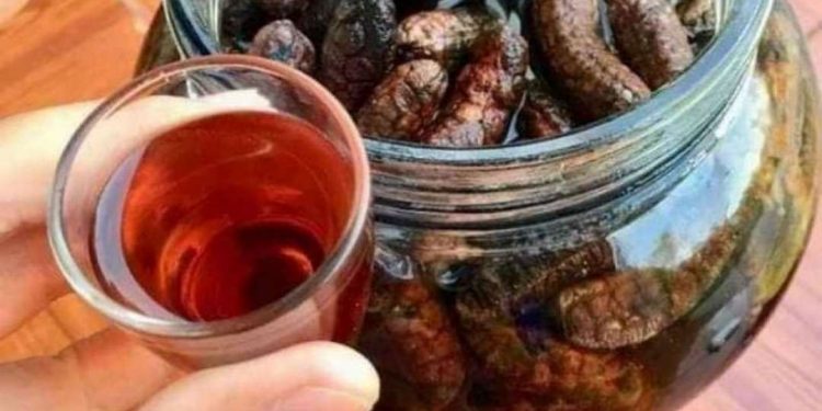 Kiểm tra màu sắc và mùi vị trước khi uống