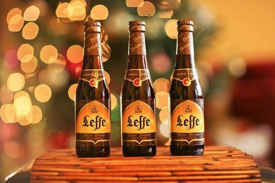 món ăn kèm bia Leffe phổ biến nhất là bánh mì xúc xích