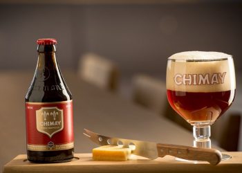 Chimay Red là loại bia đỏ, có hương vị trái cây ngọt ngào