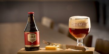 Chimay Red là loại bia đỏ, có hương vị trái cây ngọt ngào