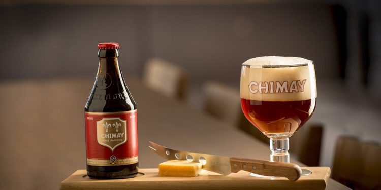 Chimay Red là loại bia đỏ, có hương vị trái cây ngọt ngào