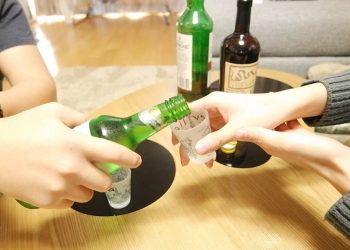Soju là một loại rượu đặc sắc của Hàn Quốc