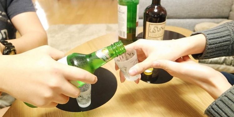 Soju là một loại rượu đặc sắc của Hàn Quốc