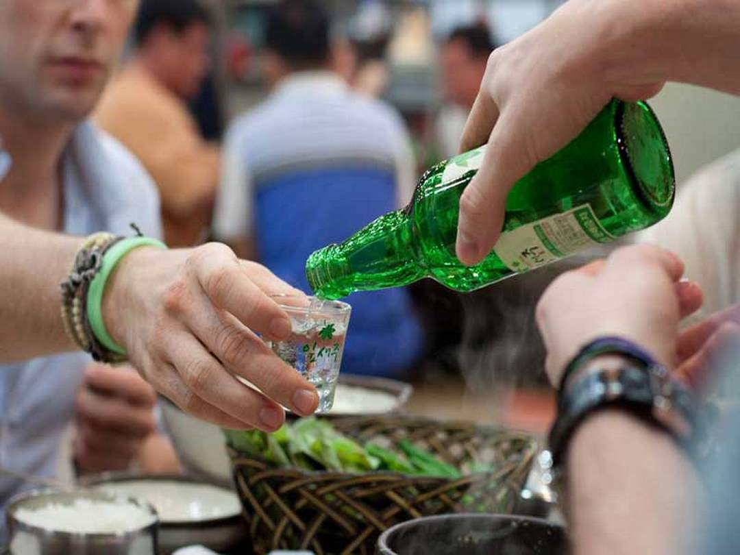 Uống soju là một trong những cách để gặp gỡ, kết bạn và thể hiện sự thân thiện