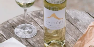 Mua rượu vang trắng chất lượng với mức giá hợp lý tại Ruouak.com